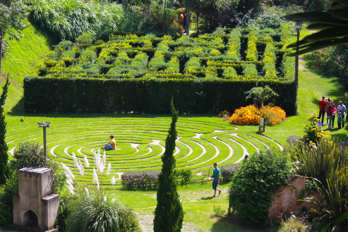 um labirinto no meio de um parque verdejante